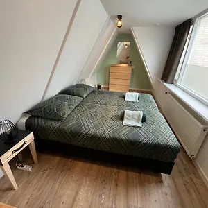 Lennon's Beachhouse Apartment